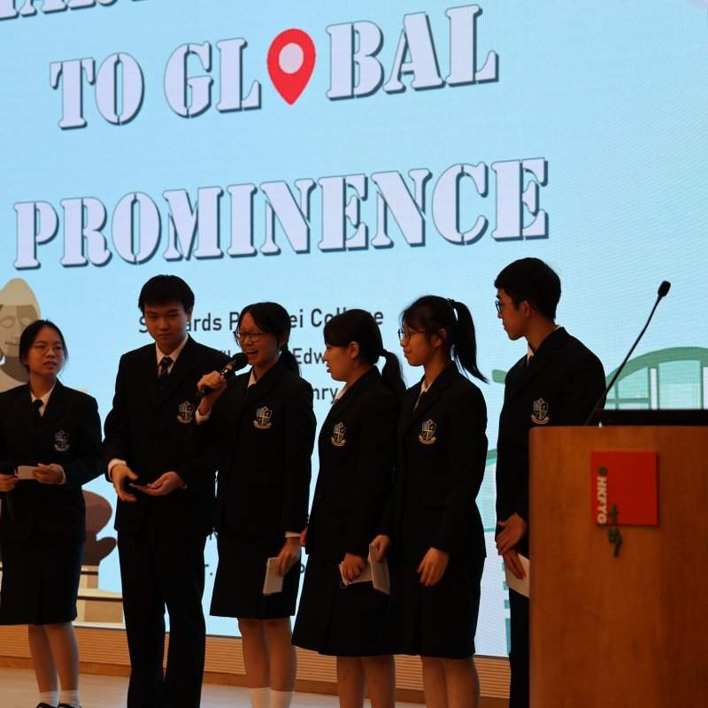 winning team of the first prize of the senior section in the prize-presentation ceremony